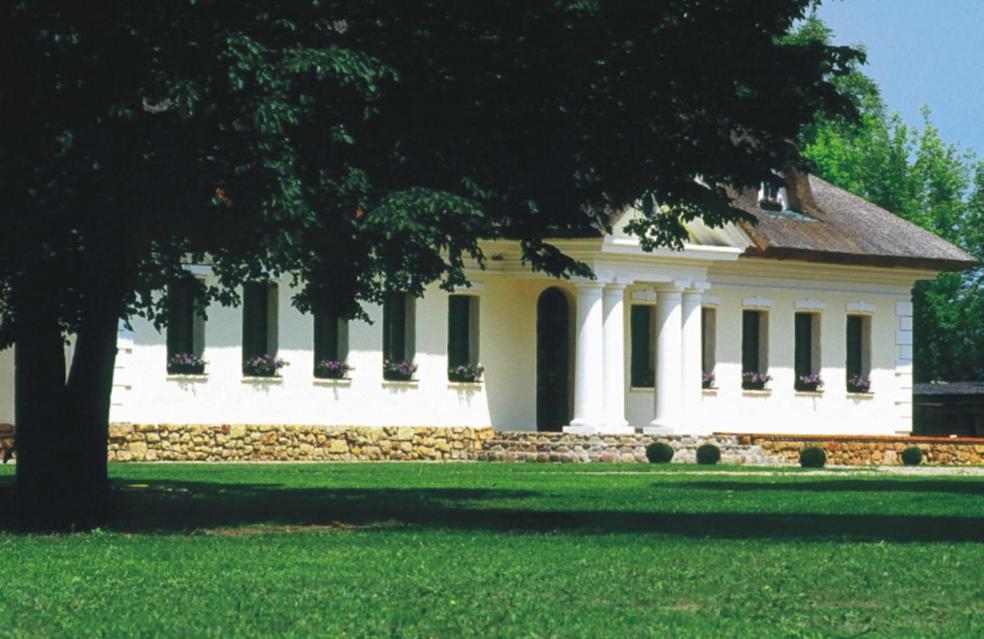 Dwor Chotynia Hotel Екстериор снимка