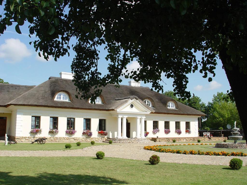 Dwor Chotynia Hotel Екстериор снимка