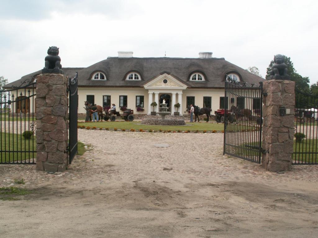 Dwor Chotynia Hotel Екстериор снимка
