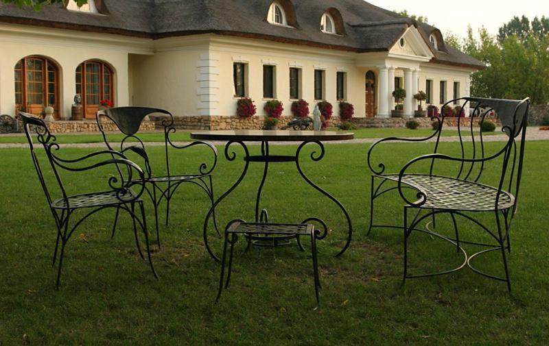 Dwor Chotynia Hotel Екстериор снимка