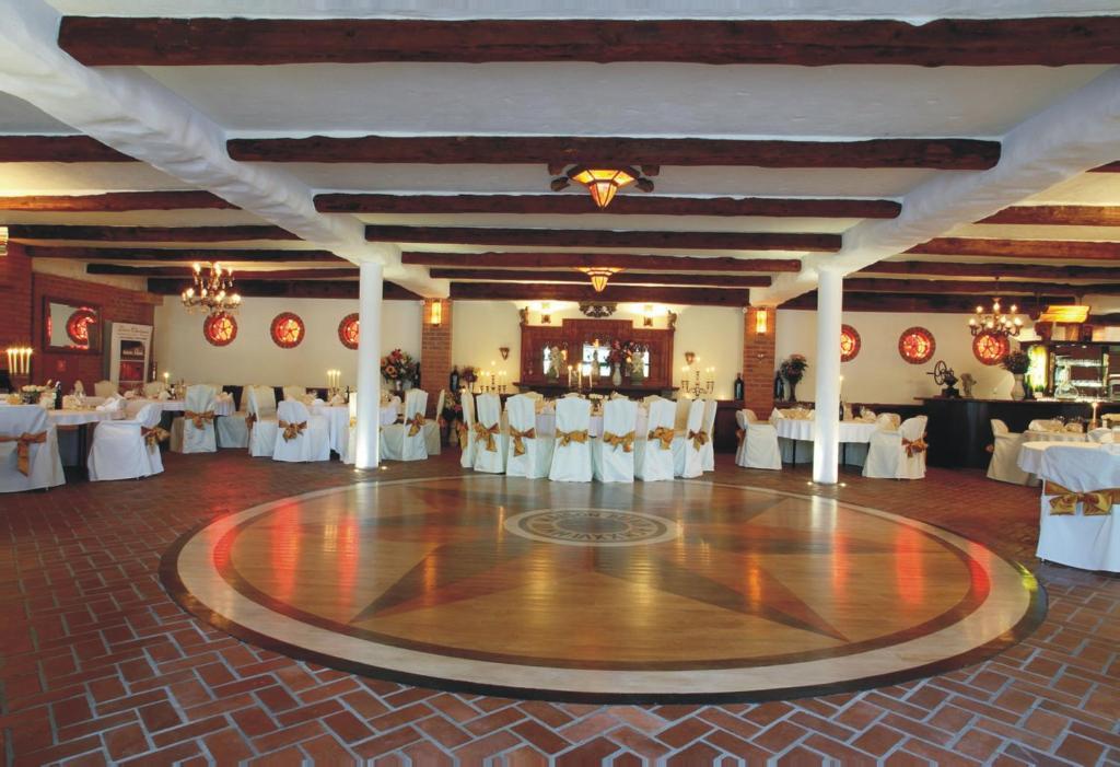 Dwor Chotynia Hotel Екстериор снимка